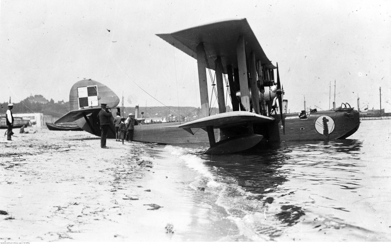 1933. Morski Dywizjon Lotniczy w Gdyni.  Hydroplan Latham 43 zacumowany przy brzegu