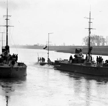 Od 1927 roku służyły we Flotylli Pińskiej - monitory rzeczne ORP Kraków i ORP Wilno