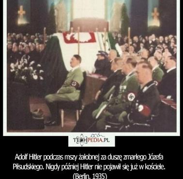 Adolf Hitler podczas mszy żałobnej za duszę zmarłego Józefa Piłsudskiego. Nigdy później Hitler nie pojawił się już w kościele. 