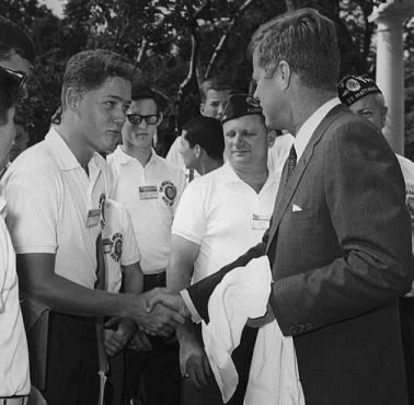 Młody Bill Clinton spotyka słynnego erotomana - Johna F. Kennedy’ego (JFK).