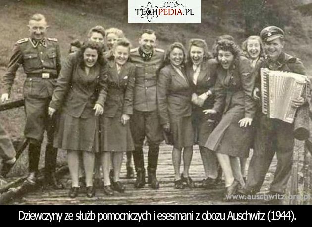 Niemieckie dziewczyny ze służb pomocniczych i esesmani z obozu Auschwitz (1944).