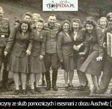 Niemieckie dziewczyny ze służb pomocniczych i esesmani z obozu Auschwitz (1944).