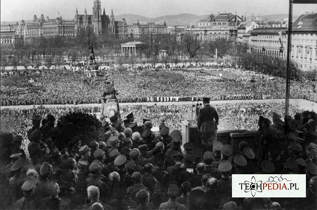 Tłumy Austriaków witają Adolfa Hitlera tuż po przyłączeniu ich kraju do III Rzeszy (Wiedeń, 1938).