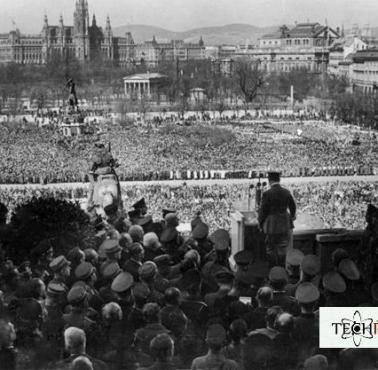 Tłumy Austriaków witają Adolfa Hitlera tuż po przyłączeniu ich kraju do III Rzeszy (Wiedeń, 1938).
