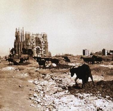 Barcelona - Sagrada Família (Świątynia Pokutna Świętej Rodziny) Gaudiego w 1915 roku.