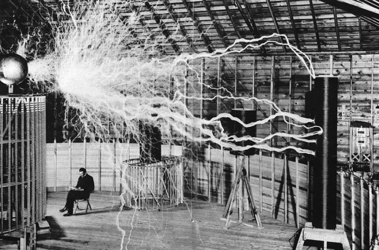 Rok 1900 - Nikola Tesla w swoim laboratorium.