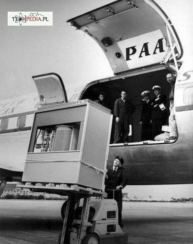 Transport dysku twardego firmy IBM o pojemności 5MB.