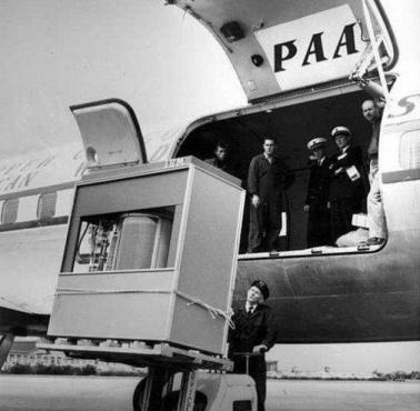 Transport dysku twardego firmy IBM o pojemności 5MB.