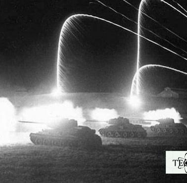 Nocny atak czołgów T-34 na froncie wschodnim.