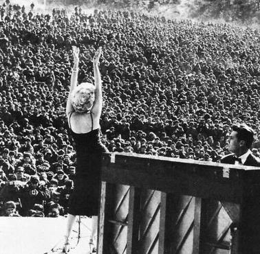 Marilyn Monroe z wizytą u żołnierzy w Korei.