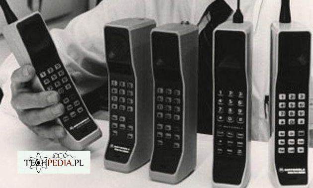 Pierwsze masowo produkowane telefony komórkowe firmy Motorola.