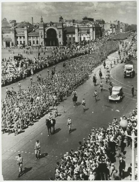 Niemieccy jeńcy wojenni maszerują ulicami Moskwy, 1944