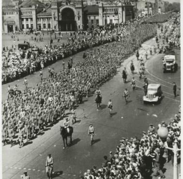 Niemieccy jeńcy wojenni maszerują ulicami Moskwy, 1944