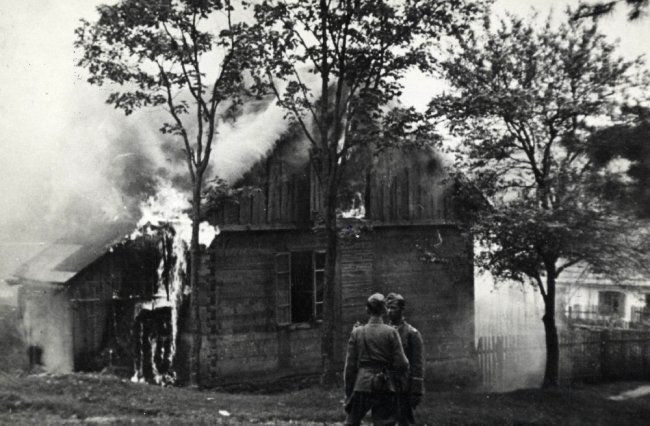 W ten sam sposób w 1943 r. Niemcy spacyfikowali Michniów