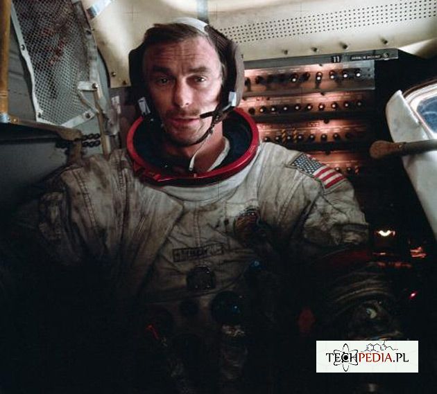 Astronauta Gene Cernan dowódca Apollo 17 w trakcie misji na Księżycu.