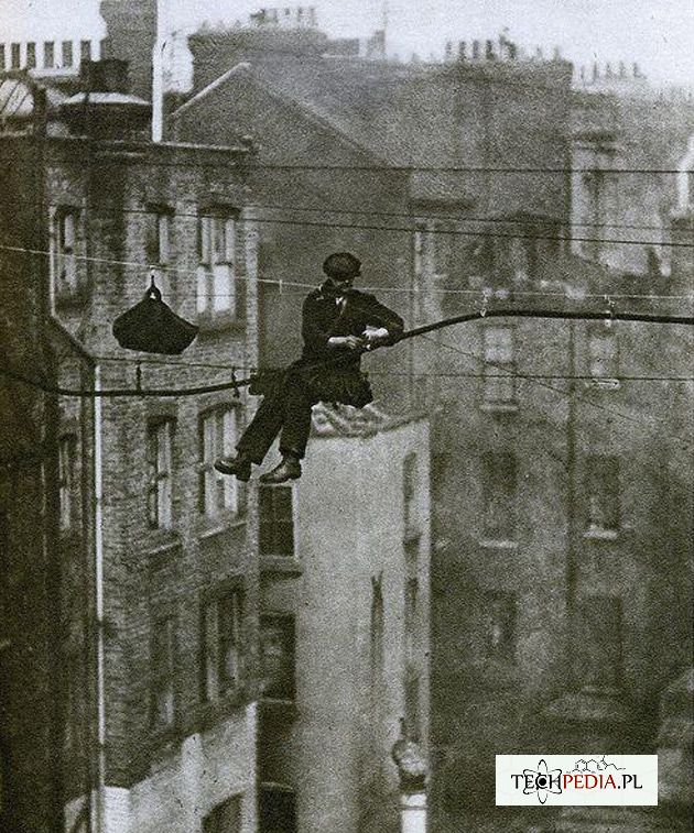 Naprawa linii telefonicznej prawie 100 lat temu.