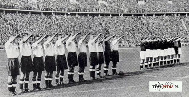 Reprezentacja Anglii w faszystowskim pozdrowieniu na stadionie olimpijskim w Berlinie.