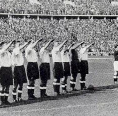 Reprezentacja Anglii w faszystowskim pozdrowieniu na stadionie olimpijskim w Berlinie.