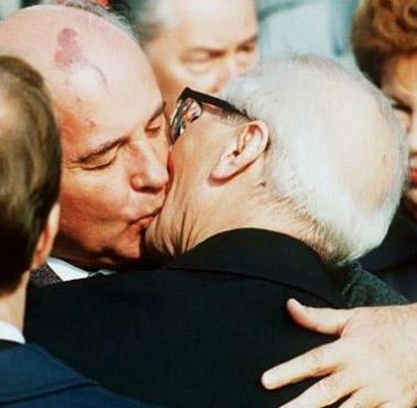 I sekretarz SED - Erich Honecker wita Michaiła Gorbaczowa (NRD).