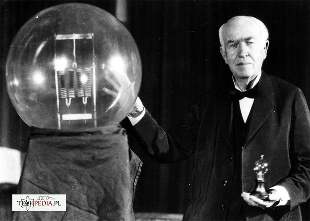 Thomas Edison z repliką pierwszej lampy.