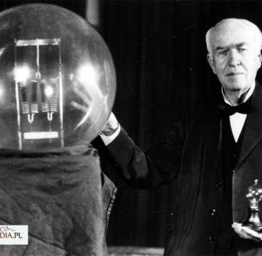 Thomas Edison z repliką pierwszej lampy.