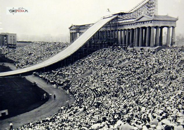 Skoki narciarskie na stadionie w Chicago (Soldier Field).