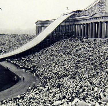 Skoki narciarskie na stadionie w Chicago (Soldier Field).