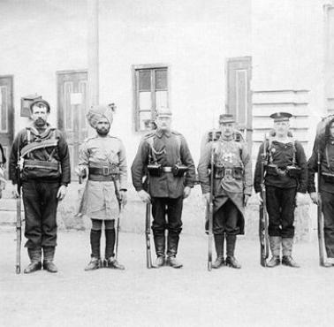 Od lewej żołnierze z UK, USA, Australii, Indii, Niemiec, Francji, Austro-Węgier, Włoch i Japonii.