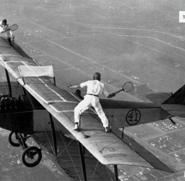 Mecz tenisa pomiędzy Gladys Roy i Ivanem Ungerem na skrzydle samolotu.