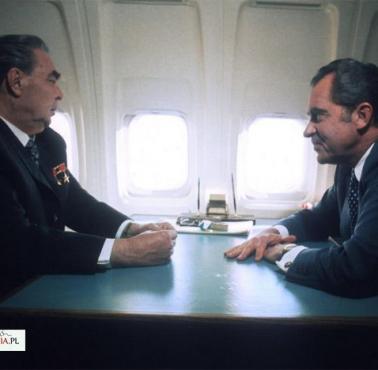 Spotkanie Leonida Breżniewa i Richarda Nixona na pokładzie samolotu.