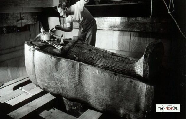 Howard Carter w grobowcu Tutenchamona