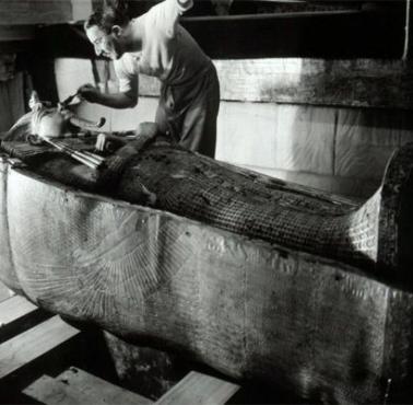 Howard Carter w grobowcu Tutenchamona