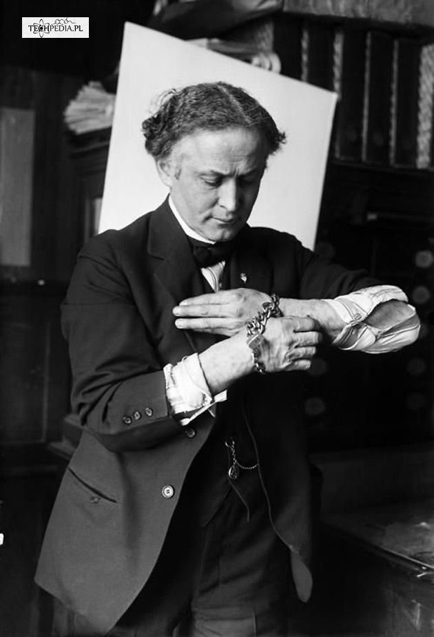 Harry Houdini uwalnia się z kajdanek.