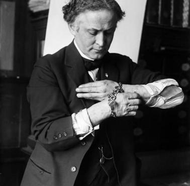 Harry Houdini uwalnia się z kajdanek.