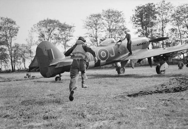 Alarm bojowy na froncie zachodnim - w tle myśliwiec RAFu Hawker Typhoon.