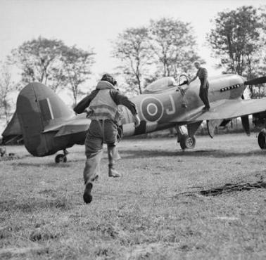 Alarm bojowy na froncie zachodnim - w tle myśliwiec RAFu Hawker Typhoon.