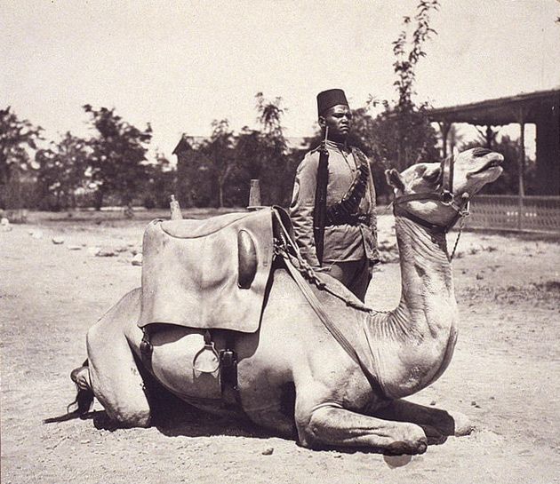 Lata 1900-20 - Sudan, czarnoskóry żołnierz w służbie brytyjskiej armii.