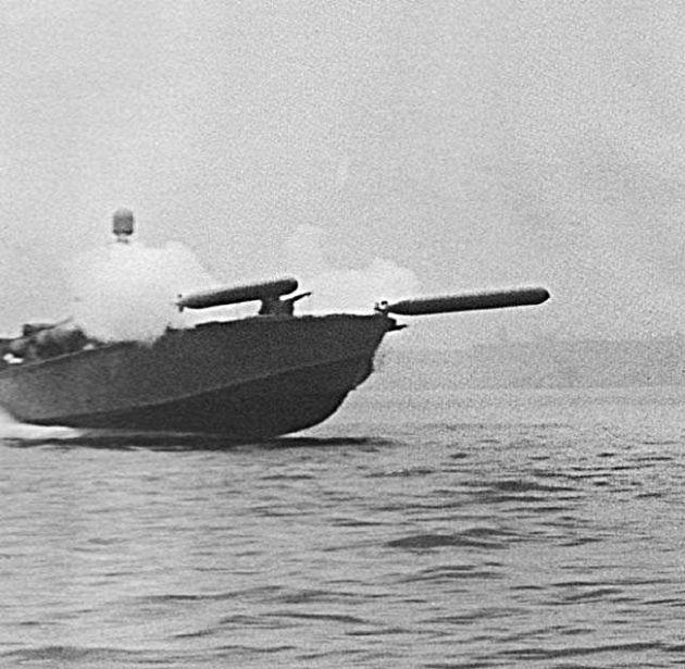 Lata 1941-45 - amerykański kuter podczas odpalania torpedy 