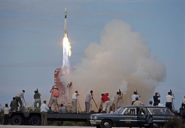 Mariner 3 - start pierwszej sondy kosmicznej wysłanej na Marsa (Cape Canaveral, Floryda, USA).