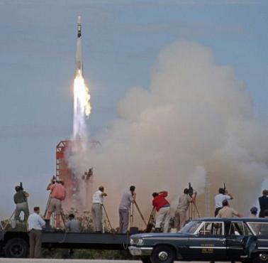 Mariner 3 - start pierwszej sondy kosmicznej wysłanej na Marsa (Cape Canaveral, Floryda, USA).