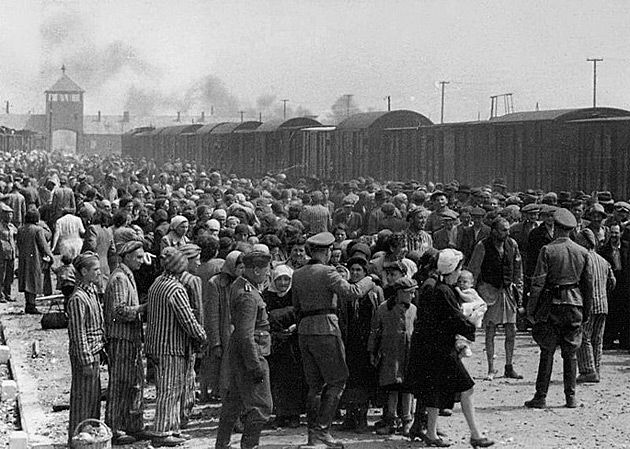 Niemiecki obóz koncentracyjnych na okupowanych ziemiach polskich - Auschwitz, węgierscy żydzi podczas selekcji.