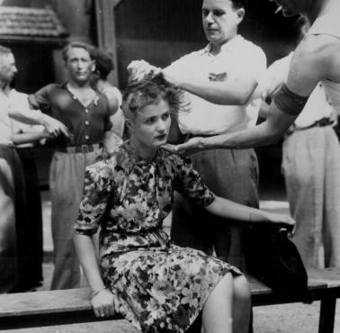 Francuscy cywile publicznie golą głowę dziewczyny posądzonej o kolaborację z Niemcami.