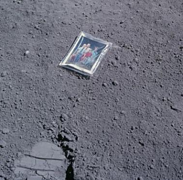Rodzinne zdjęcie na Księżycu