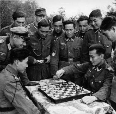 Żołnierze Legionu Wschodniego podczas gry w szachy.