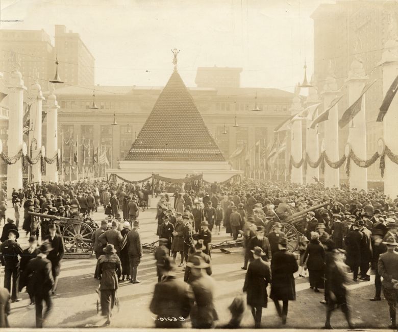 Koniec I wojny światowej, piramida ze zdobycznych niemieckich hełmów w Nowym Jorku, 1919