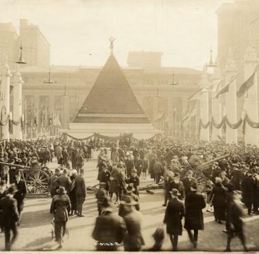 Koniec I wojny światowej, piramida ze zdobycznych niemieckich hełmów w Nowym Jorku, 1919