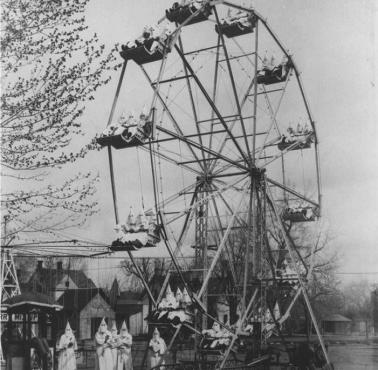 Karnawał w Canon City z udziałem członków Ku Klux Klan.