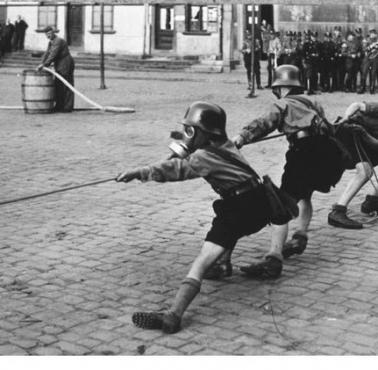 Niemiecka młodzież podczas zabawy w przeciąganie liny.