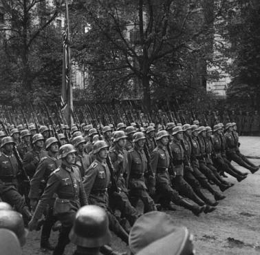 Niemiecka defilada w zdobytej Warszawie.