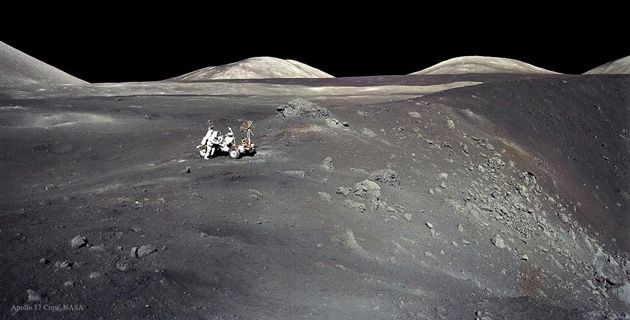 Członkowie misji Apollo 17 zbierają próbki w kraterze Shorty.